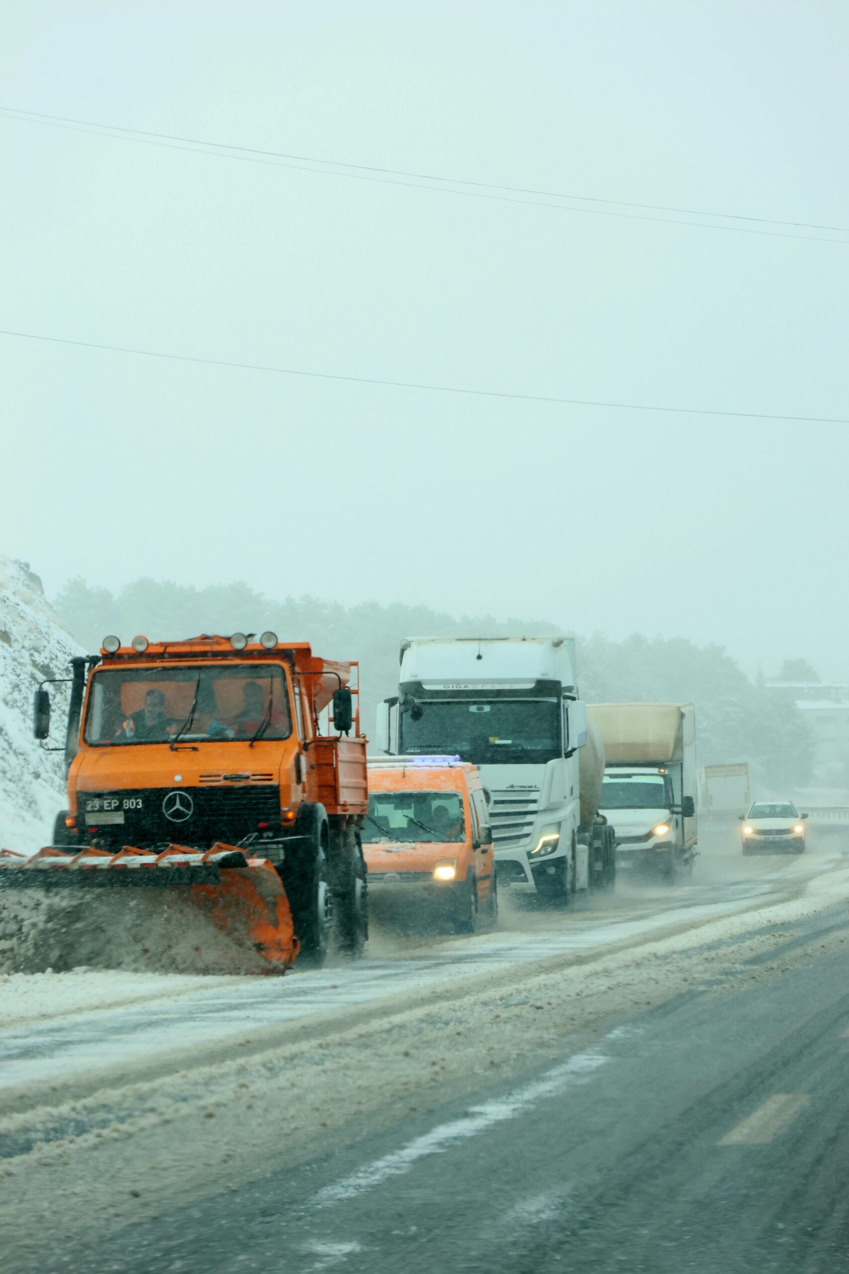 Freigeräumte Straße in Duisburg im Winter